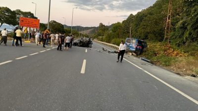 Zonguldak’ın Alaplı ilçesinde, Tofaş otomobilin yol kenarında park halindeki jandarma