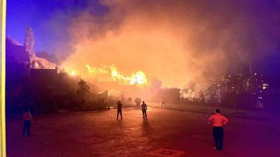 Kastamonu’nun Tosya ilçesinde alevlere teslim olan 3 ev kullanılmaz hale