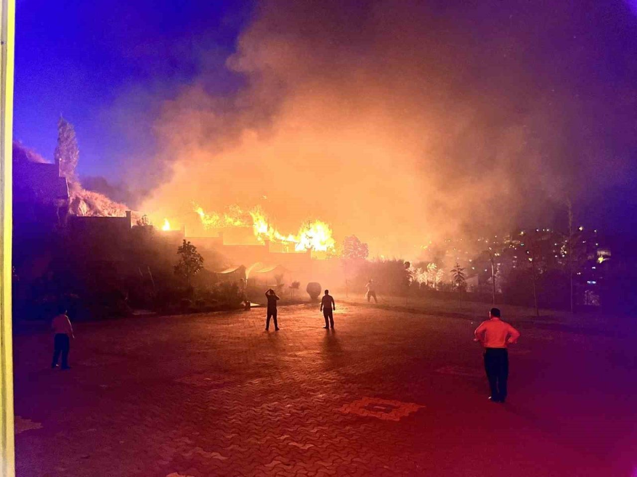 Kastamonu’nun Tosya ilçesinde alevlere teslim olan 3 ev kullanılmaz hale