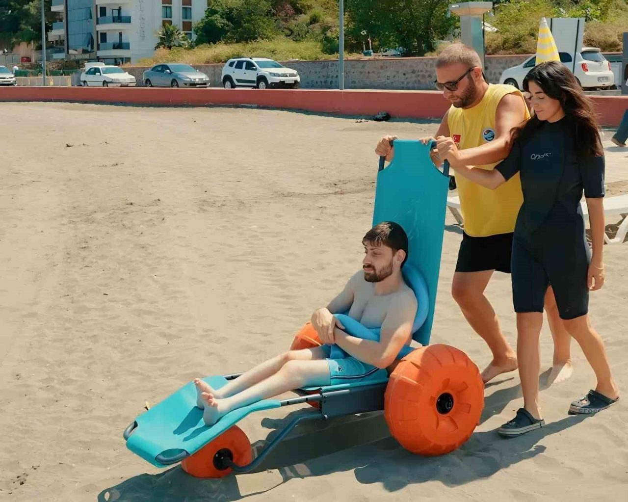 Trabzon’da özel gereksinimli bireylerin güvenle denize girebilmeleri için Yalıncak Plajı’nda