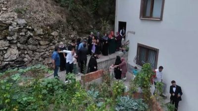 Trabzon’un Çaykara ilçesinde dün düzenlenen düğün merasiminde, gelin alma sırasında