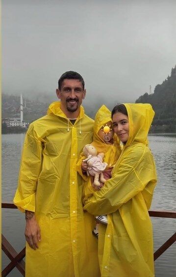Trabzonspor’un yıldız oyuncusu Savic, Uzungöl’ü ziyaret etti Trabzonspor’un yıldız oyuncusu Stefan Savic ve eşi Nikolija Savic, Trabzon’un
