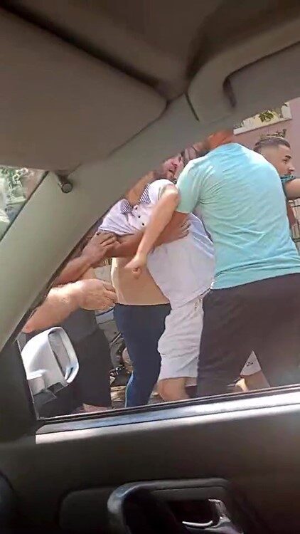 Kocaeli’nin Gebze ilçesinde trafikte yol verme tartışması saldırıya dönüştü. Bir