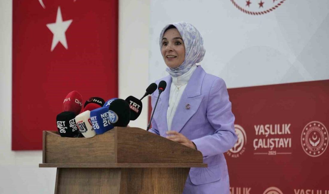 Eskişehir’de düzenlenen Yaşlılık Çalıştayı’nda konuşan Aile ve Sosyal Hizmetler Bakanı