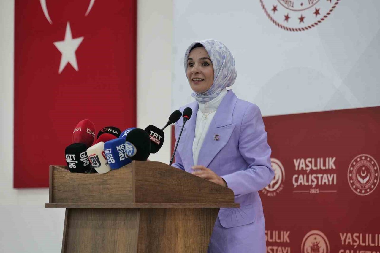 Eskişehir’de düzenlenen Yaşlılık Çalıştayı’nda konuşan Aile ve Sosyal Hizmetler Bakanı