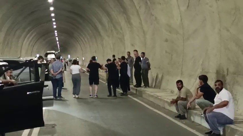 Erzurum-Artvin karayolunun tek geçiş güzergâhı olan Şilankâr Viyadüğü’nde yaşanan kayma