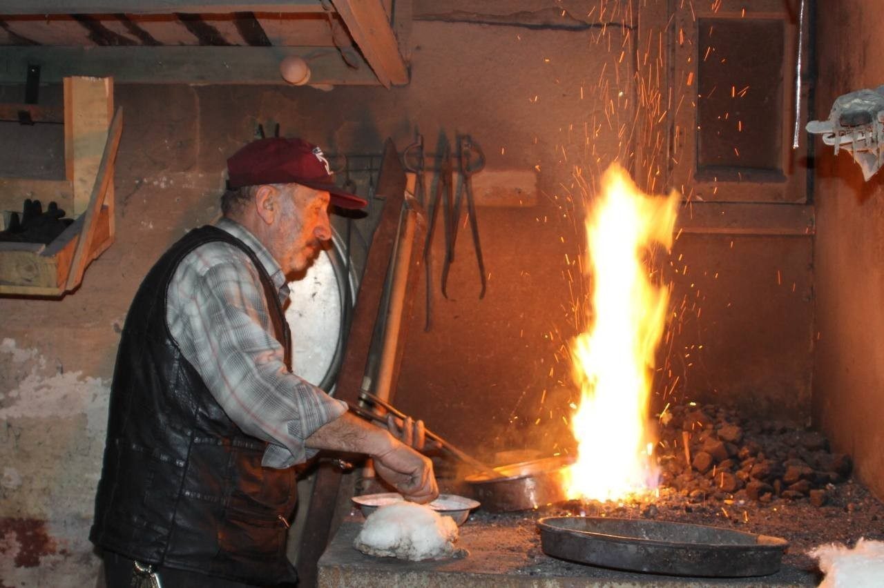 Bayburt’ta bakır, kalay işiyle uğraşan 69 yaşındaki Hanefi Sarıkaya, 11