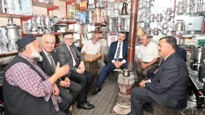Erzurum Valisi Mustafa Çiftçi, tarihî Kavaflar Çarşısı’nda esnaf ziyaretinde bulunarak