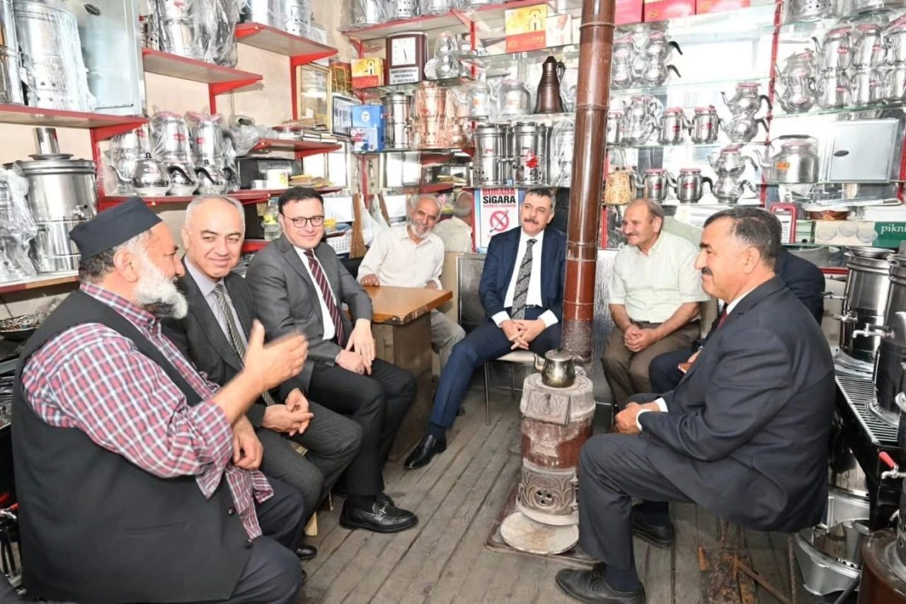 Erzurum Valisi Mustafa Çiftçi, tarihî Kavaflar Çarşısı’nda esnaf ziyaretinde bulunarak