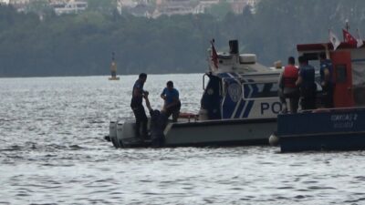 Kocaeli’nin İzmit ilçesinde vatandaşların denizin üzerinde bir insanın hareketsiz durduğu