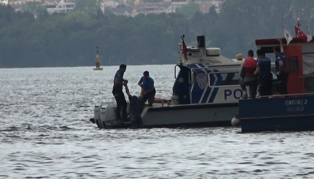 Kocaeli’nin İzmit ilçesinde vatandaşların denizin üzerinde bir insanın hareketsiz durduğu