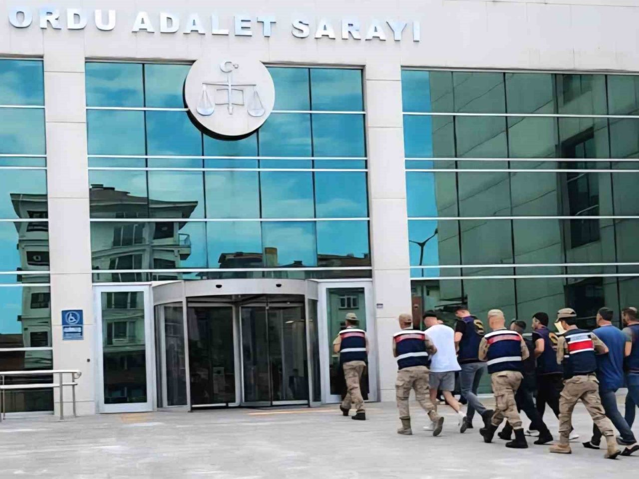 Ordu’nun Kabadüz ilçesinde yaşlı adamın evini kundaklayan 3 şüpheli tutuklandı.