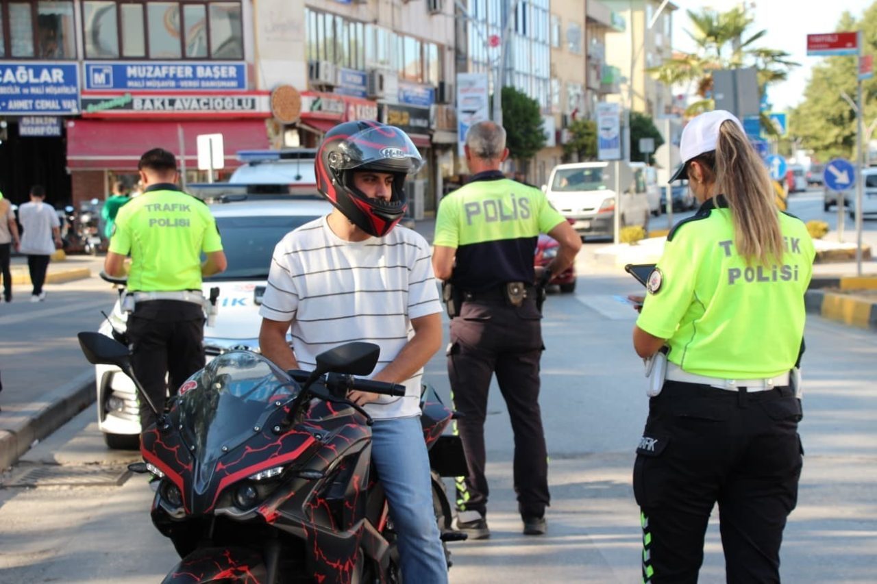 Sakarya’da yaz aylarında artan motosiklet kullanımıyla birlikte polis ekiplerinin denetimleri
