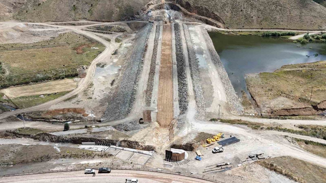 Bayburt’ta yapımı devam eden Yelpınar Göleti’nde çalışmalar aralıksız sürüyor. Devam