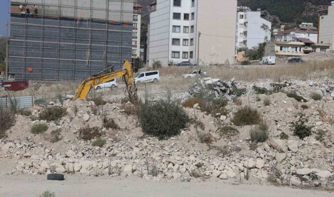 Hatay’ın Defne ilçesinde 5 katlı binanın yıkımının gerçekleştiği esnada iş