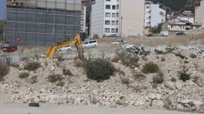 Hatay’ın Defne ilçesinde 5 katlı binanın yıkımının gerçekleştiği esnada iş