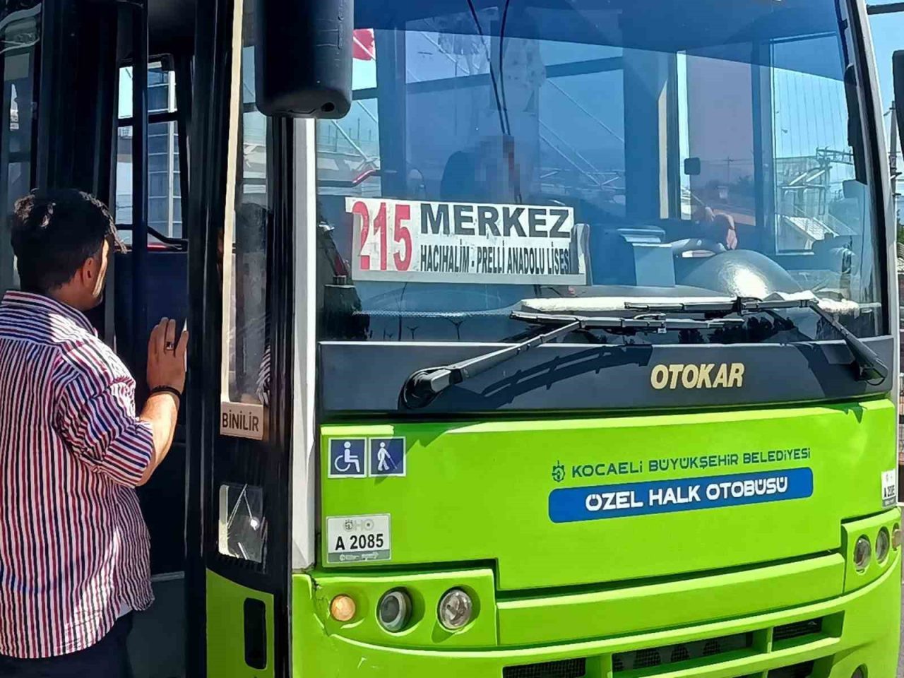 Kocaeli İzmit’te yolcusu ile tartıştığı ve yolcusunu demir sopayla kovaladığı