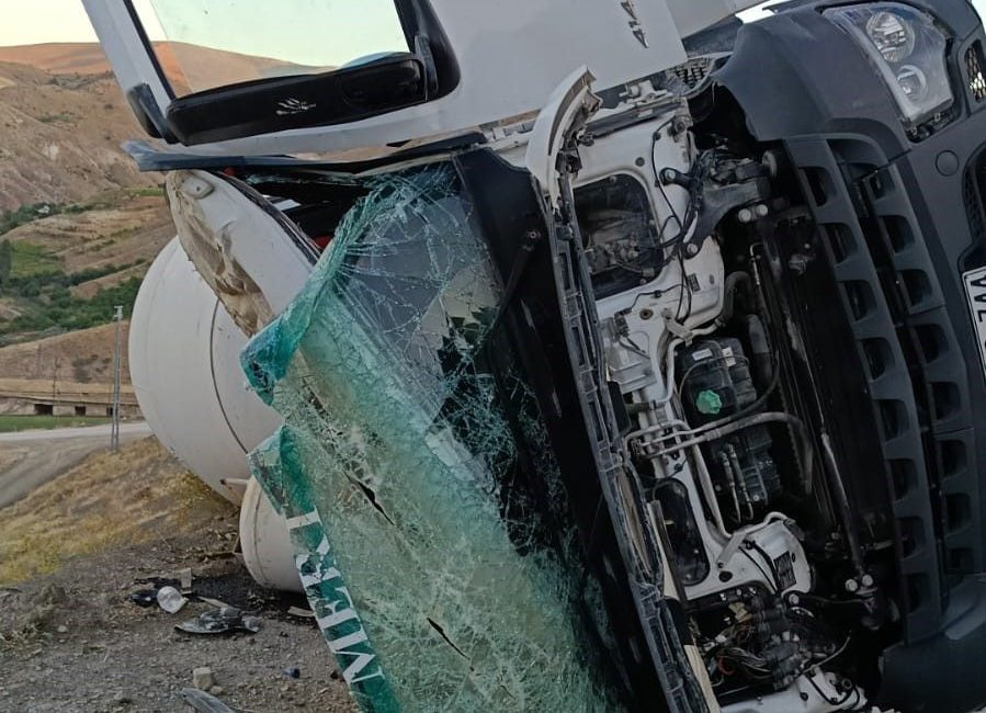 Sivas’ın Gürün ilçesinde yoldan çıkan beton mikseri takla attı, sürücü