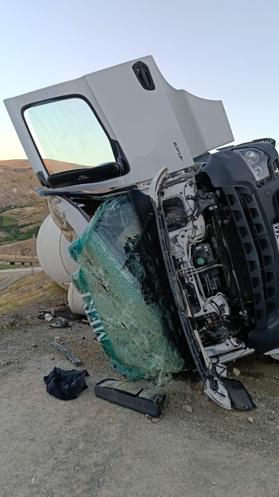 Sivas’ın Gürün ilçesinde yoldan çıkan beton mikseri takla attı, sürücü