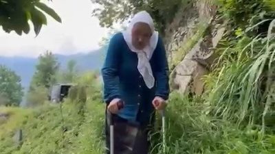 Rize’nin İkizdere ilçesinde sağlık problemleri nedeniyle koltuk değnekleri ile gezmek