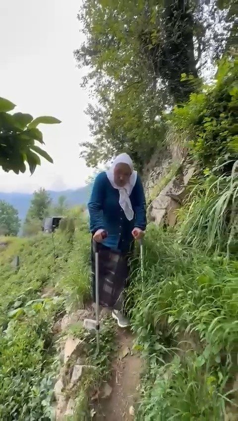 Rize’nin İkizdere ilçesinde sağlık problemleri nedeniyle koltuk değnekleri ile gezmek
