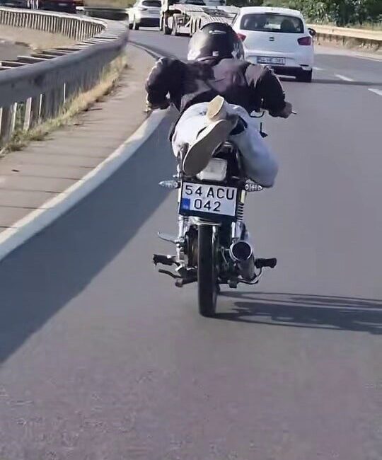 Sakarya D-650 kara yolunda motosiklet üzerine yatarak seyir halinde olan
