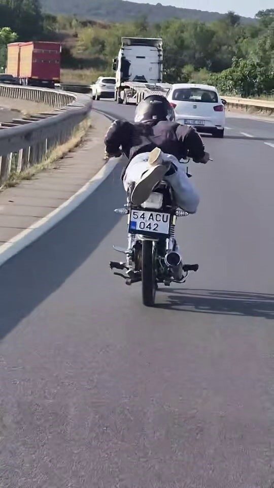 Sakarya D-650 kara yolunda motosiklet üzerine yatarak seyir halinde olan