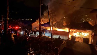 Zonguldak’ta halı yıkama dükkanından çıkan yangında 4 ev bir iş