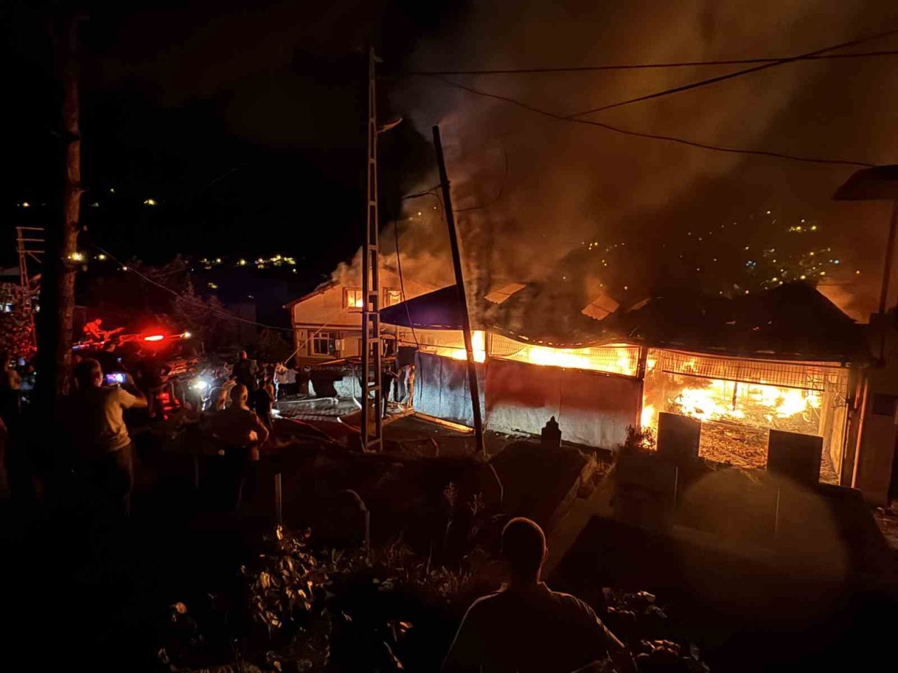 Zonguldak’ta halı yıkama dükkanından çıkan yangında 4 ev bir iş