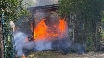 Zonguldak’ın Çaycuma ilçesinde bir evin bahçesinde otların tutuşması ile çıkan