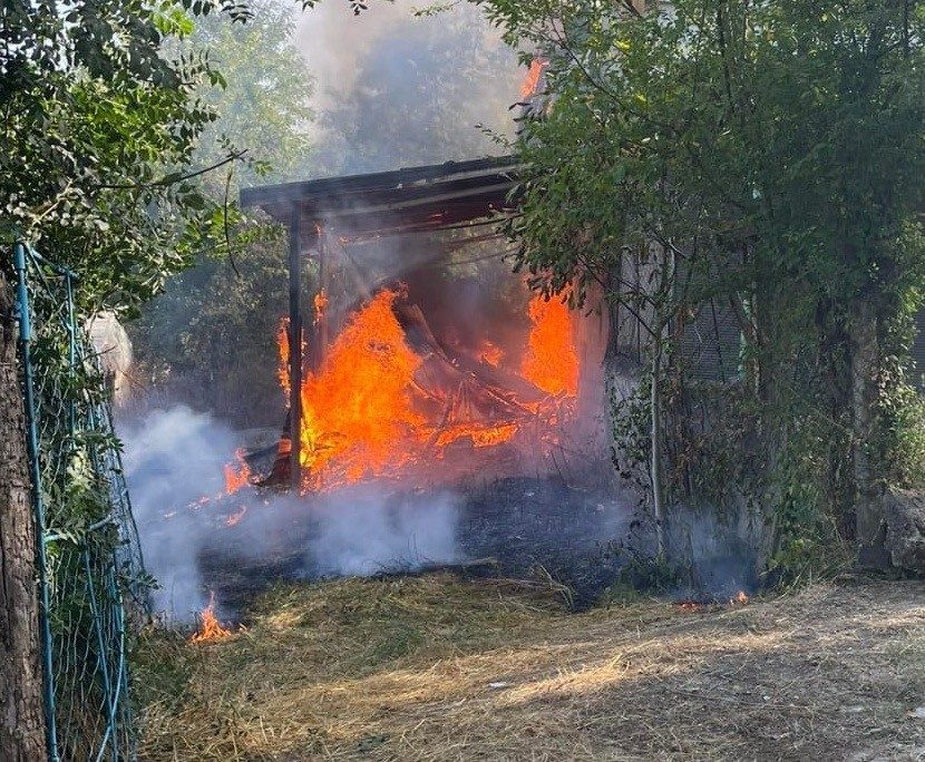 Zonguldak’ın Çaycuma ilçesinde bir evin bahçesinde otların tutuşması ile çıkan