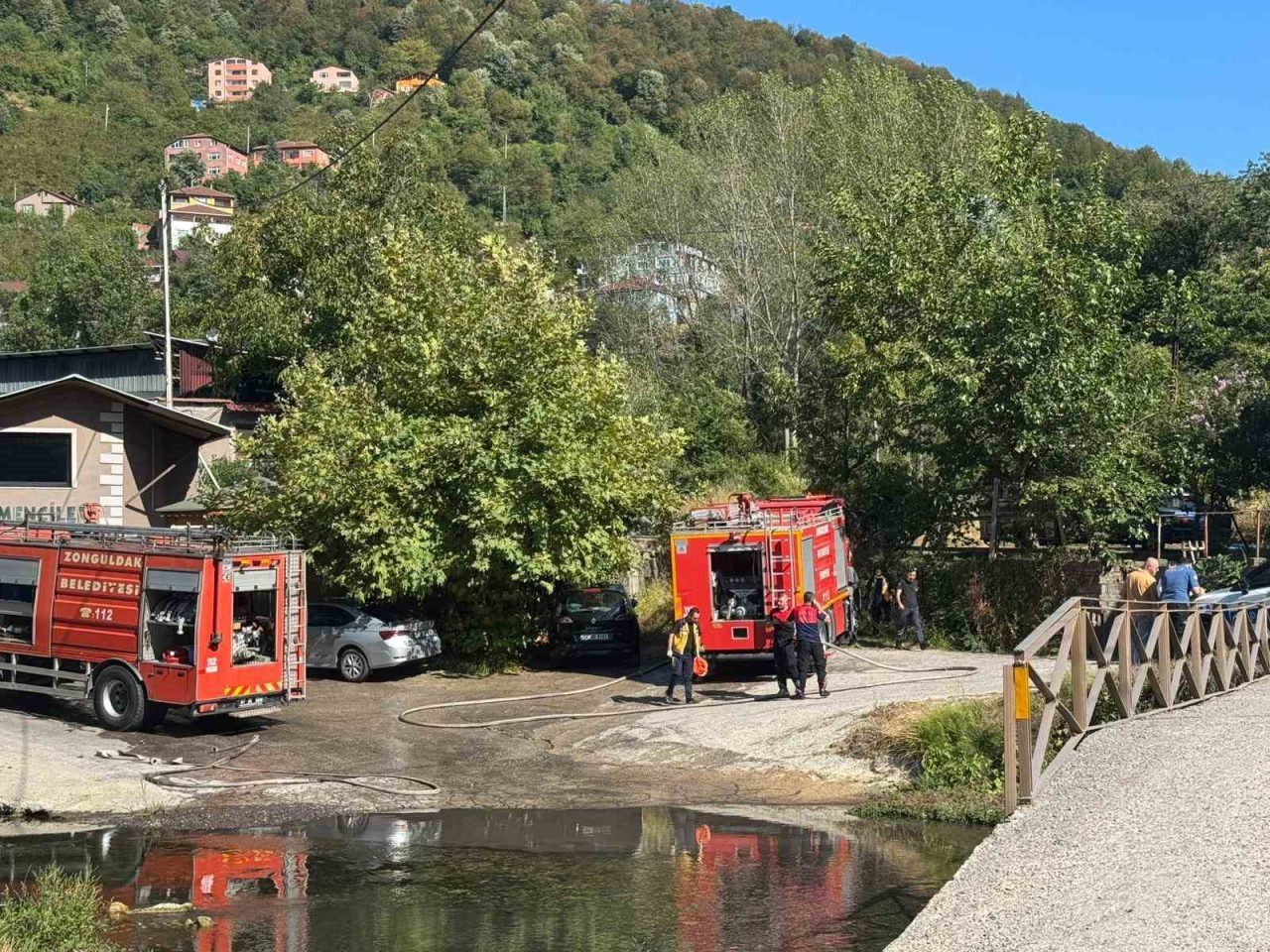 Zonguldak’ın Çaydamar Mahallesi’nde ormanlık alanda çıkan yangın, itfaiye ekiplerinin hızlı