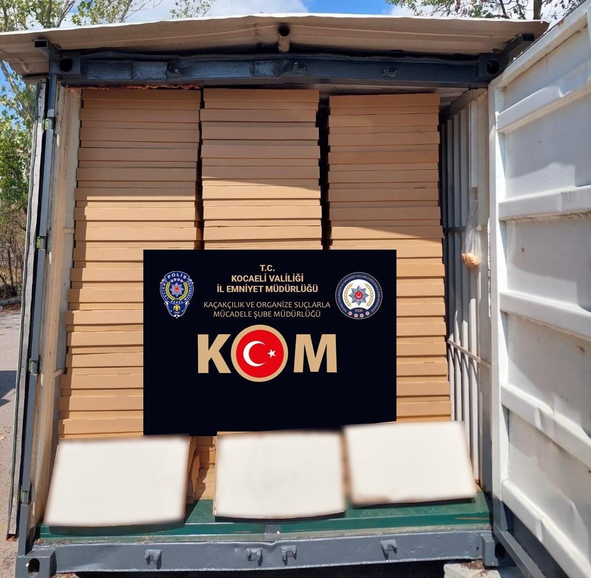 Kocaeli’de yapılan operasyonda 560 tepsi sigara filtresi ve uyuşturucu ele