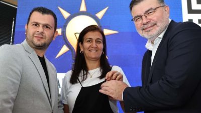 AK Parti Kemalpaşa İlçe Başkanlığı’nda düzenlenen rozet takma programında, yeni