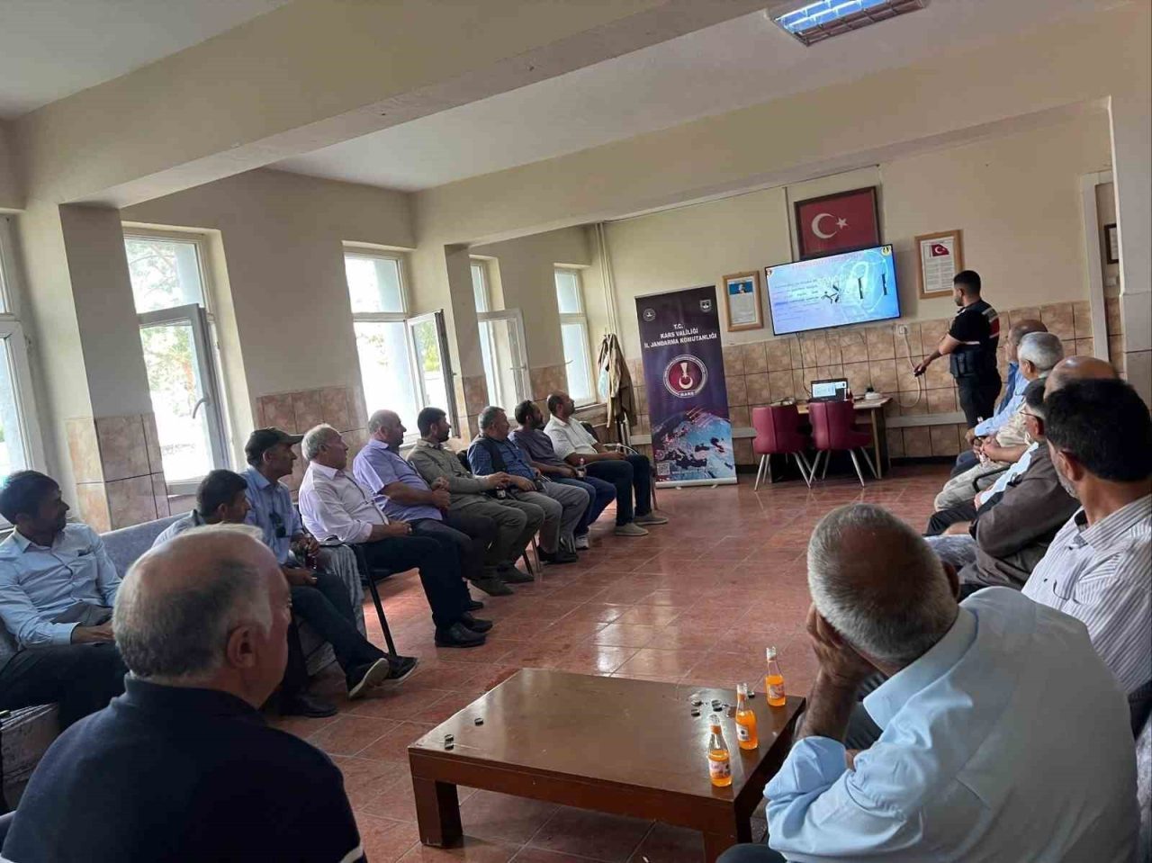 Akyaka’da jandarma muhtar ve azaları siber dolandırıcılığa karşı uyardı. Jandarma