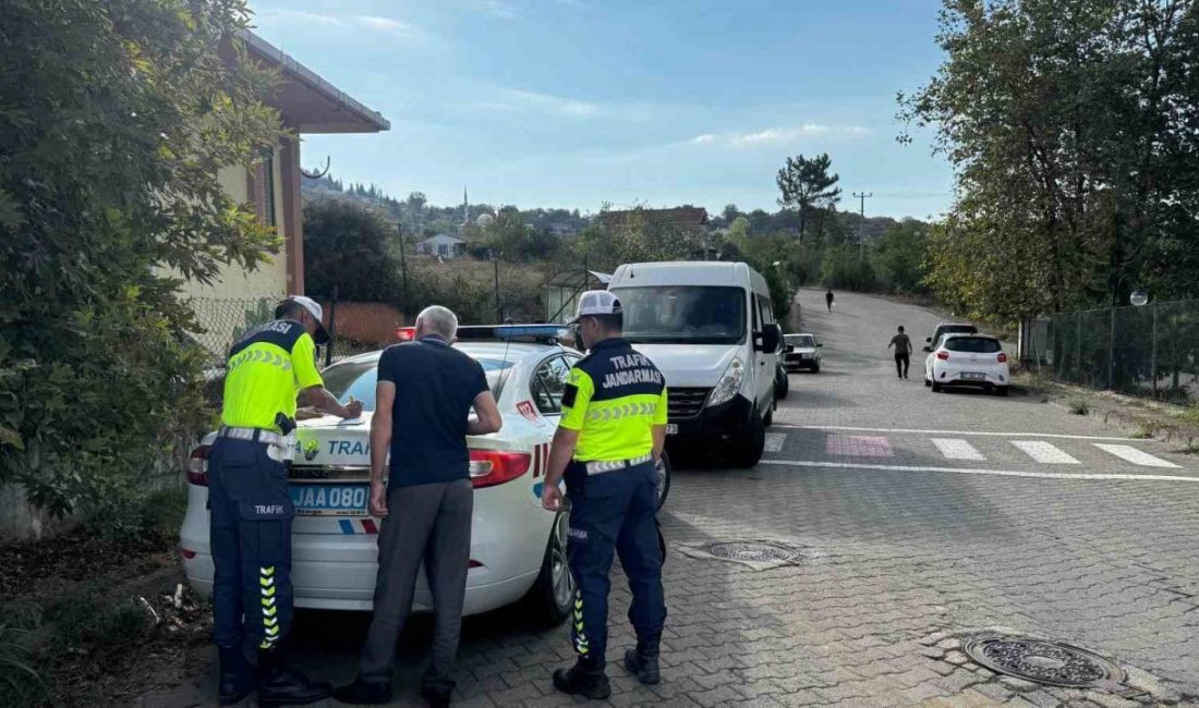 Zonguldak’ın Alaplı ilçesinde jandarma trafik ekipleri, yeni eğitim öğretim yılının