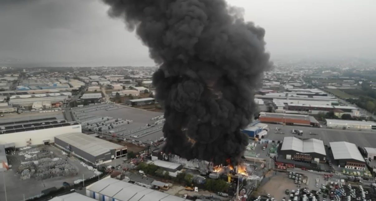 Kocaeli’nin Başiskele ilçesinde yangının çıktığı lojistik deposuna yaklaşık 2 saattir