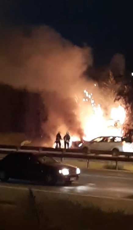 Kocaeli’nin Gebze ilçesinde seyir halindeki otomobil alevlere teslim oldu. İtfaiye