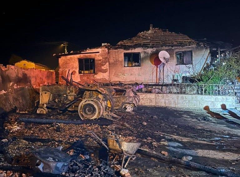 Amasya’da bir köyde evin garajında çıkan yangında otomobil ve traktör