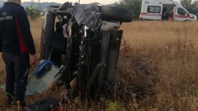 Amasya’da hafif ticari aracın yolda kontrolden çıkarak şarampole savrulması sonucu