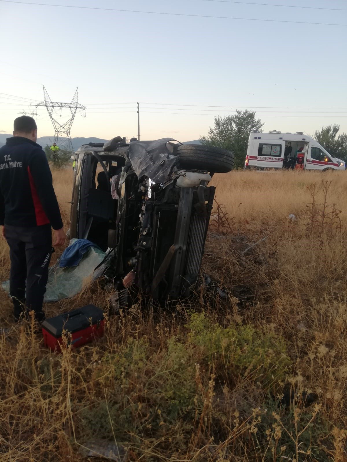 Amasya’da hafif ticari aracın yolda kontrolden çıkarak şarampole savrulması sonucu