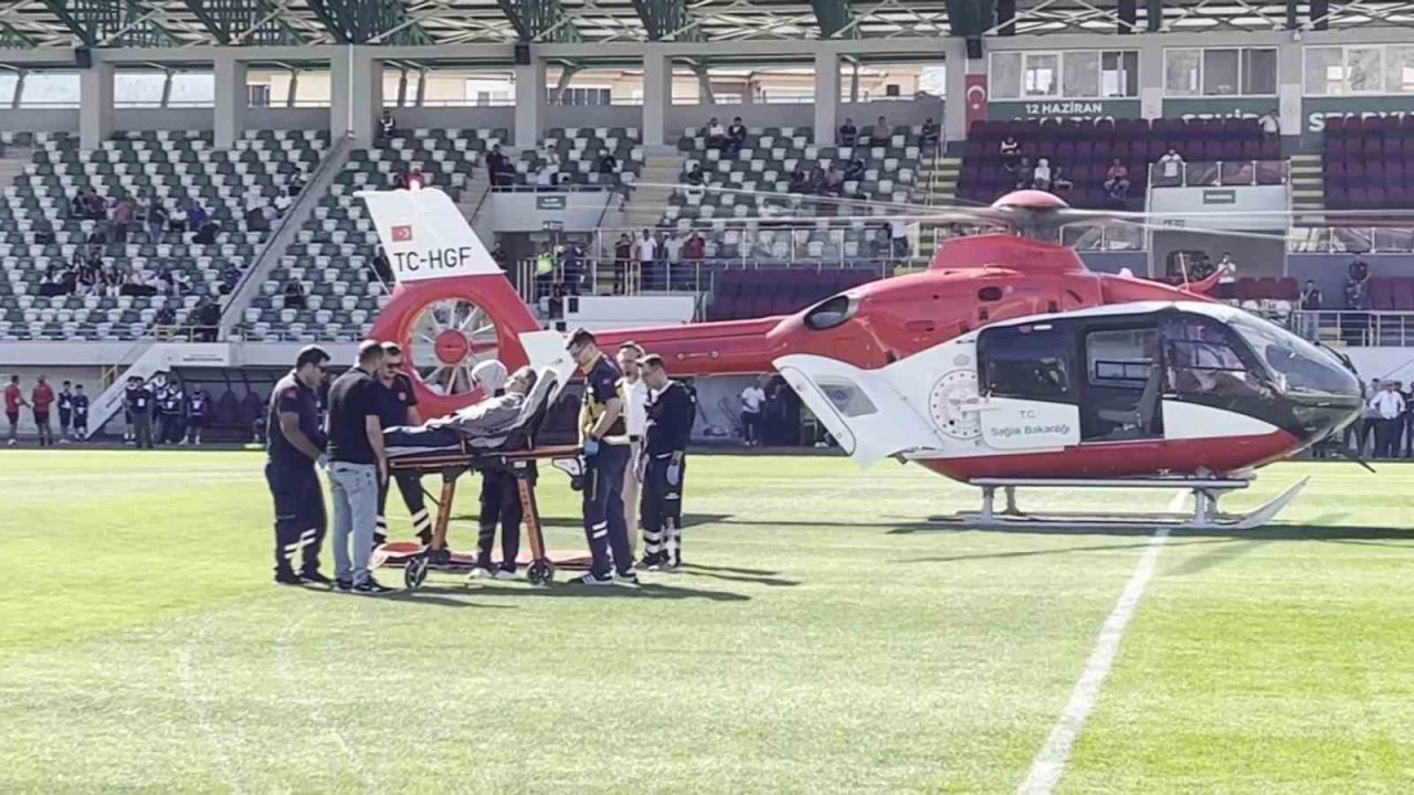 Amasya’da futbol maçı öncesi yeşil sahaya ambulans helikopter indi. Amasyaspor
