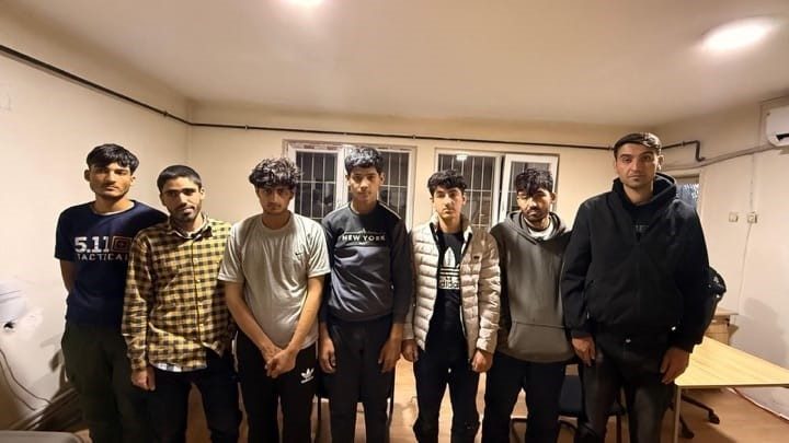 Amasya’da polis, ormanlık alanda saklanan 8 düzensiz göçmeni yakalayarak yasa