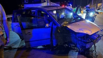 Amasya’da otomobilin bariyere çarpması sonucu meydana gelen kazada yolun kenarına