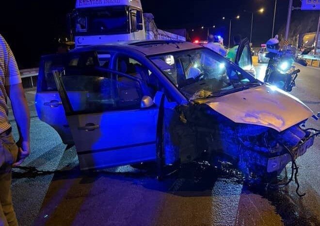 Amasya’da otomobilin bariyere çarpması sonucu meydana gelen kazada yolun kenarına