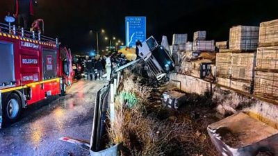 Amasya’da tanker kontrolden çıkarak devrildi. Yaralanan sürücü, ekiplerin yardımıyla araçtan