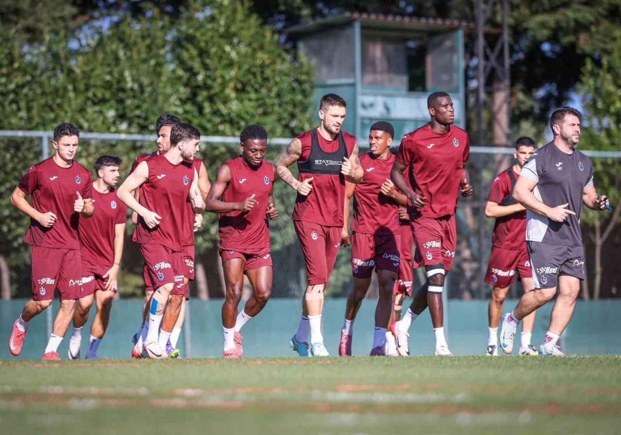 Trabzonspor yeni transferi Andre Onana, bordo-mavili takımla ilk antrenmanına çıktı.