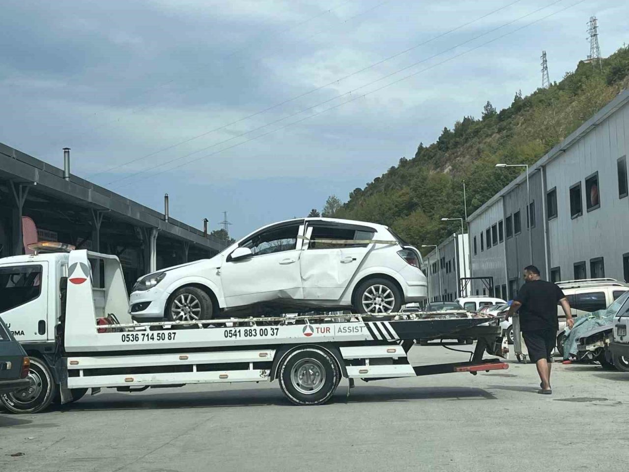 Kastamonu’nun Abana ilçesinde arı nedeniyle sürücünün kontrolü kayıp ettiği araç