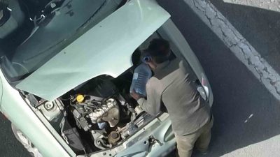 Kars’ta ehliyeti olmadan araç kullanan ve denetim noktasındaki ekipleri görünce