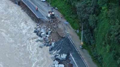 Rize’de Ardeşen-Çamlıhemşin yolu, meydana gelen heyelan nedeniyle ulaşıma kapandı. Rize’nin